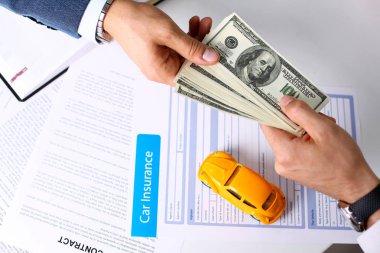 İstemci kol vermek yüz dolar faturaları sürüsü