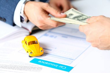 Masanın üzerinde yatan sigorta formu