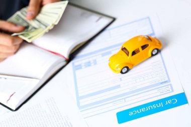 Masanın üzerinde yatan sigorta formu