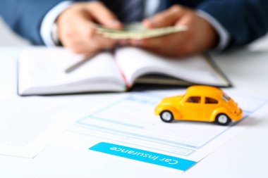 Masanın üzerinde yatan sigorta formu