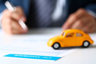 Masanın üzerinde yatan sigorta formu