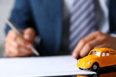 Satış belgeleri closeup tanınmaz sarı oyuncak araba