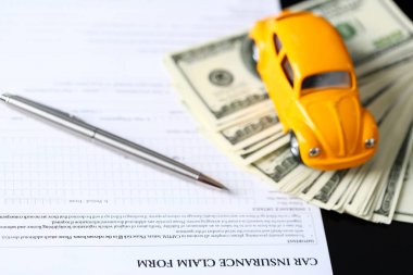 Masanın üzerinde yatan sigorta formu