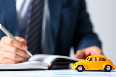 Satış belgeleri tanınmaz sarı oyuncak araba