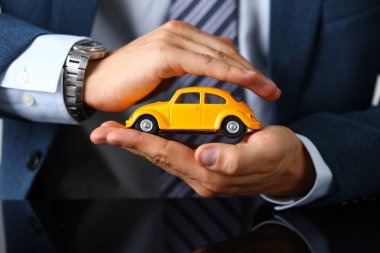 Erkek kolundan takım elbise ve kravat kapak sarı oyuncak araba