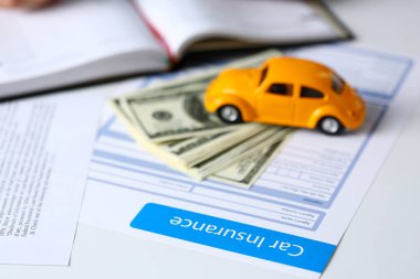 Masanın üzerinde yatan sigorta formu