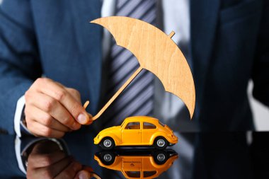 Erkek kolundan takım elbise ve kravat kapak sarı oyuncak araba