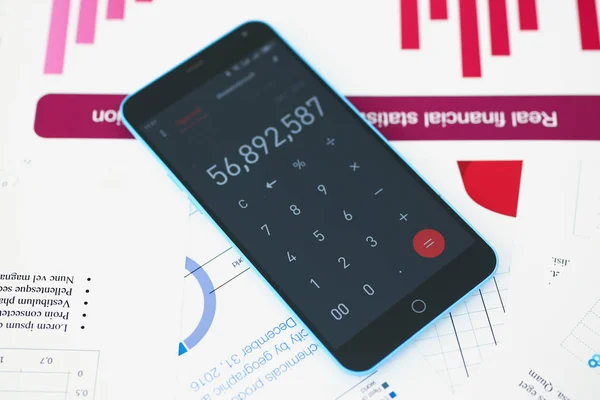 Calculadora de teléfonos inteligentes y estadísticas financieras sobre infografías — Foto de Stock