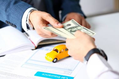 İstemci kol vermek yüz dolar faturaları sürüsü