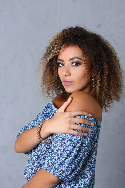 Güzel siyah kadın portre.
