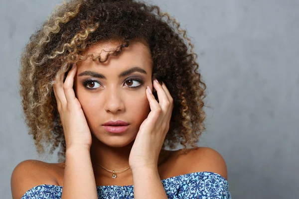 Um belo retrato de mulher negra . — Fotografia de Stock