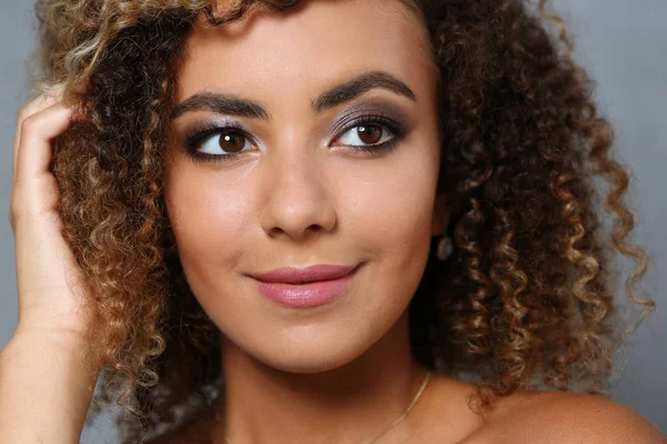 Büyük yüz portre ile güzel bir siyah kadın