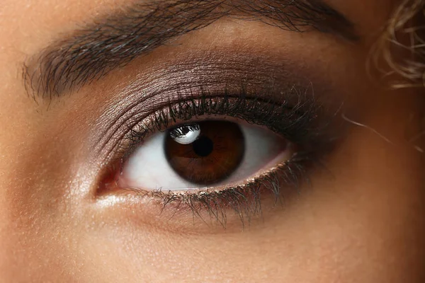 黒人女性の目は大規模なマクロを撮影 — ストック写真