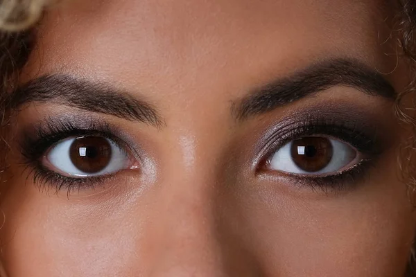 Occhio di una donna nera girato macro di grandi dimensioni — Foto Stock