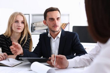 Bir grup insan oturup Office sorun üzerinde kasıtlı