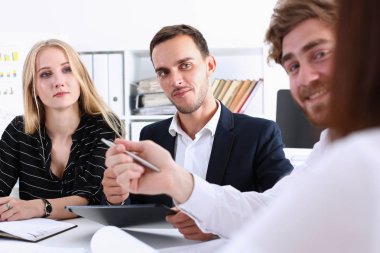 Bir grup insan oturup Office sorun üzerinde kasıtlı