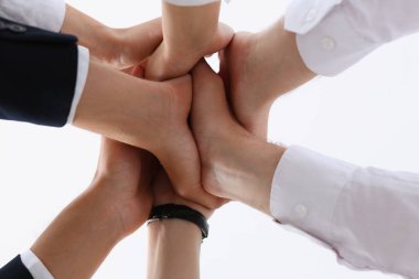 Bir grup insan takım elbiseli kazık elinde geçti