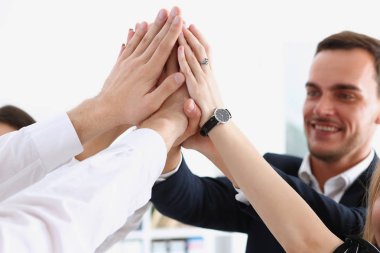 Bir grup insan takım elbiseli kazık elinde geçti