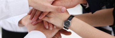 Bir grup insan takım elbiseli kazık elinde geçti