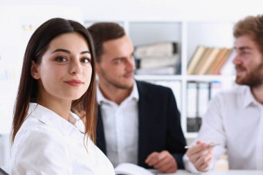 İşyerinde güzel gülümseyen neşeli kız