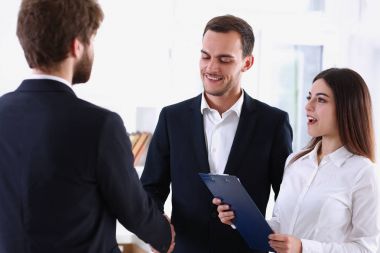 Takım elbise sıkışalım gülümseyen adam Merhaba ofis olarak