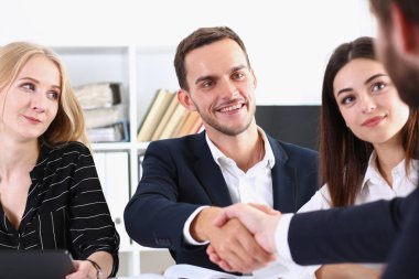 Takım elbise sıkışalım gülümseyen adam Merhaba ofis olarak