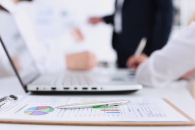 Gümüş kalem yalan üzerine renkli grafik listesi