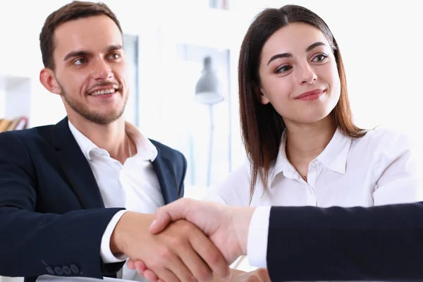 Uomo sorridente in tuta stringere la mano come ciao in ufficio — Foto Stock