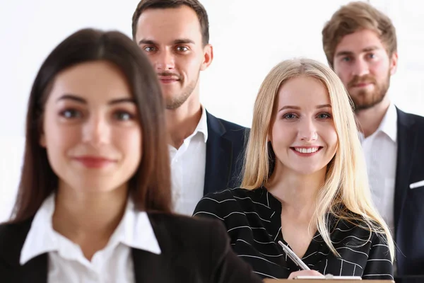 Grupp av leende människor stå i office inne i kameran — Stockfoto