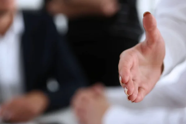 実業家は、オフィスでハローと握手する手を提供します。 — ストック写真