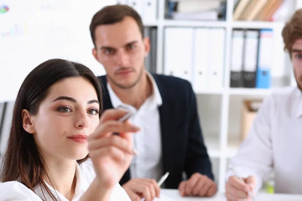 Bella donna bionda lasciare alcuni segni sullo schermo — Foto Stock