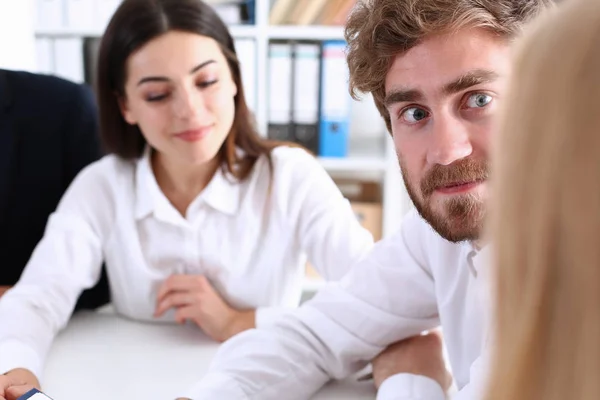 Grupo de personas se sientan en el cargo deliberar sobre el problema — Foto de Stock