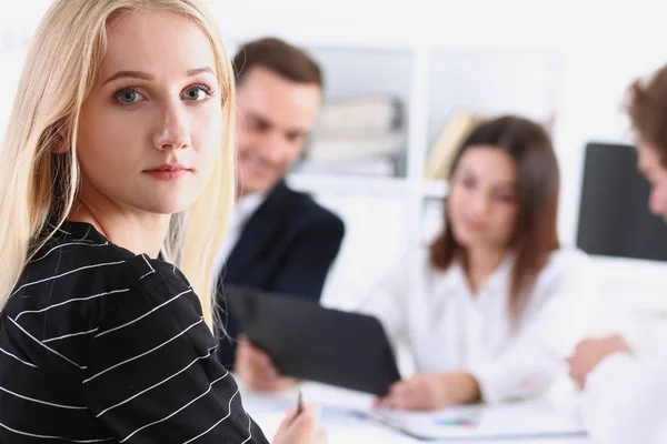 Hermosa sonrisa alegre chica en el lugar de trabajo mirada en la cámara — Foto de Stock