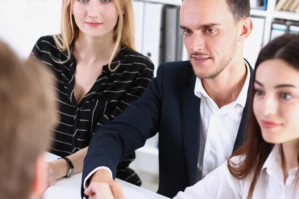 Uomo sorridente in tuta stringere la mano come ciao in ufficio — Foto Stock