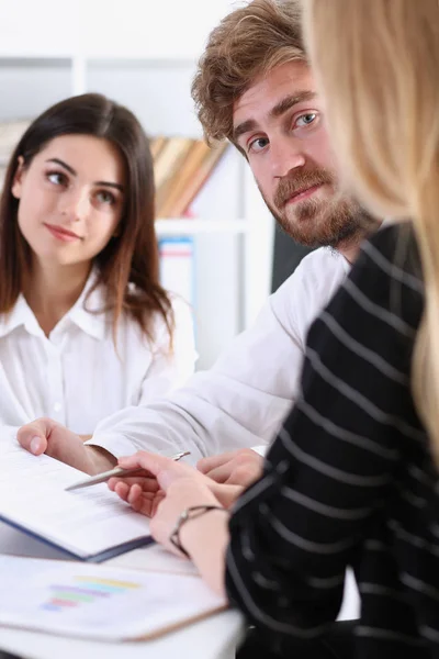 Grupo de personas se sientan en el cargo deliberar sobre el problema — Foto de Stock