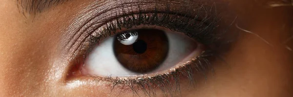 黒人女性の目は大規模なマクロを撮影 — ストック写真