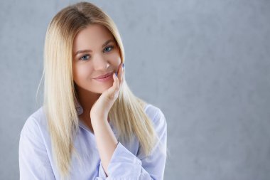 Bir adamın gömleği seksi bir kadın portresi giyiyor