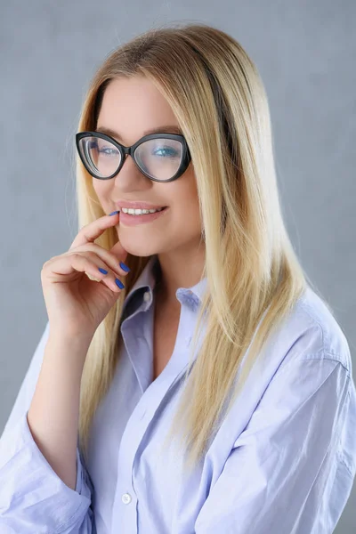 Ritratto di una donna sexy in camicia da uomo con gli occhiali — Foto Stock