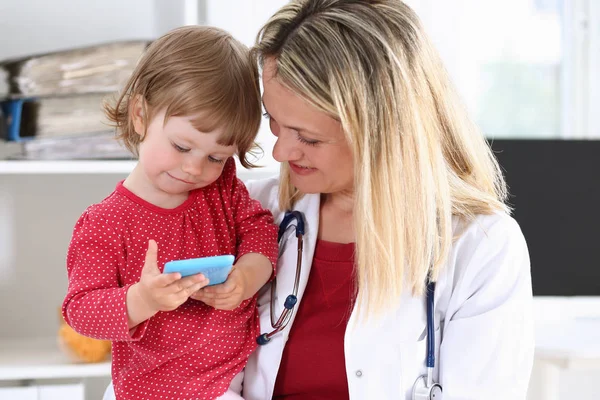 Kleines Kind beim Kinderarzt — Stockfoto