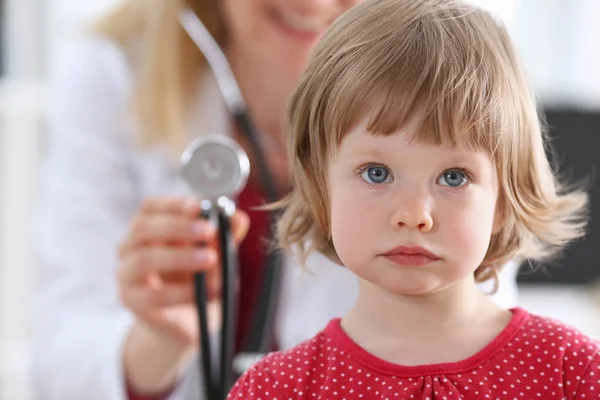 Niño pequeño con estetoscopio en la recepción del médico —  Fotos de Stock