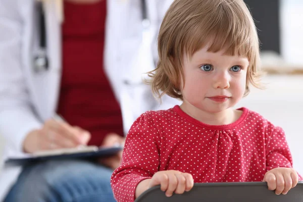 Kind mit Mutter beim Kinderarzt-Empfang — Stockfoto