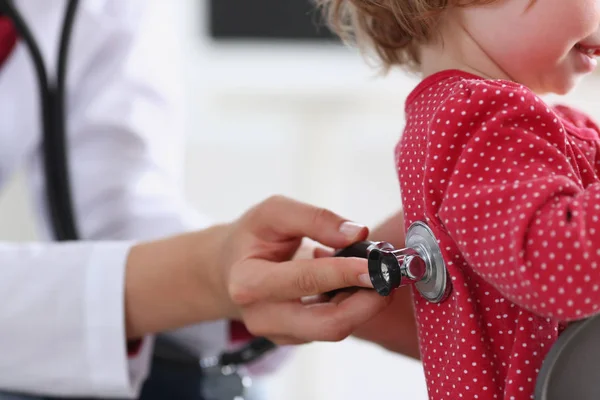 Kleines Kind mit Stethoskop beim Arztempfang — Stockfoto