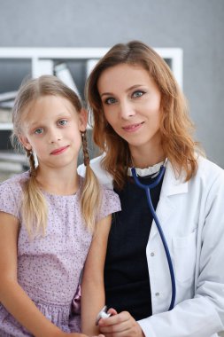 Çocuk doktoru resepsiyonda küçük çocuk