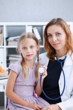 Çocuk doktoru resepsiyonda küçük çocuk