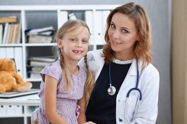 Çocuk doktoru resepsiyonda küçük çocuk