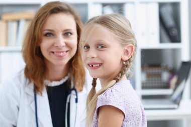 Çocuk doktoru resepsiyonda küçük çocuk