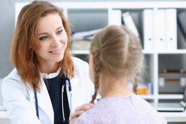 Çocuk doktoru resepsiyonda küçük çocuk