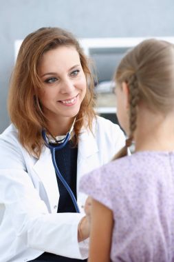 Çocuk doktoru resepsiyonda küçük çocuk