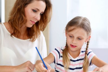 Sarışın küçük kız bir şey kol karakalem içinde tutun