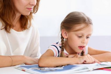 Anne ile birlikte sarışın küçük okuma